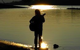 In the Air Tonight, by Phil Collins - guitarplayerbox - Gitara yeni başlayanlar için kolay şarkılar. Gitarda öğrenmek için en iyi şarkılar
